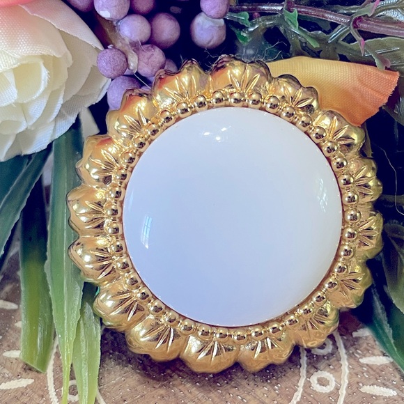 Gorgeous Trifari Gold Brooch - Picture 1 of 6